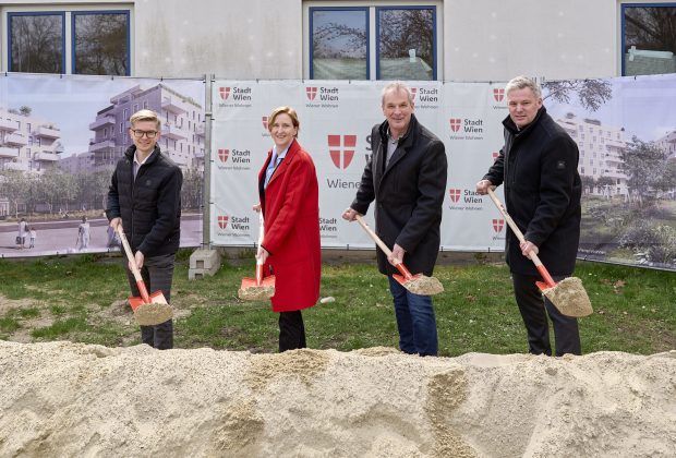 (v.l.n.r.) Thomas Schuster (Fachbereichsleiter Neubau Wiener Wohnen), Elke Hanel-Torsch (Wohnbaustadträtin), Karl Gasta (Bezirksvorsteher-Stellvertreter Donaustadt), Johannes Pritz (Vizedirektor Wiener Wohnen)